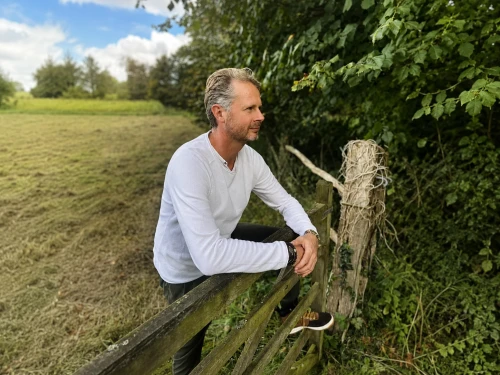 Nick Rodenburg bij een hek in de natuur
